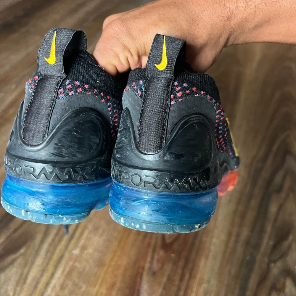 Nike Air Vapormax Flyknit 2021 Kids Size 5Y Y Black Blue Red DV2198-001 - Picture 6 of 10